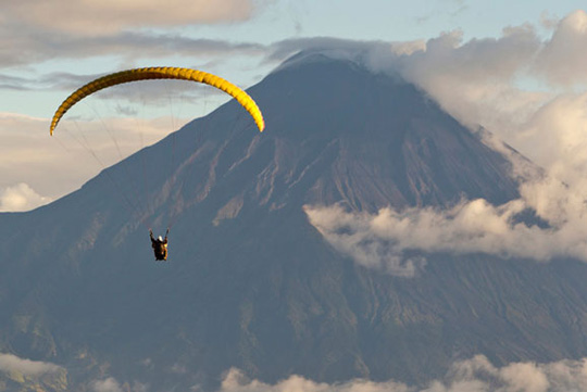 三亿体育_奥巴马荒野求生吃带血鱼肉 细细品尝大赞好吃(图)