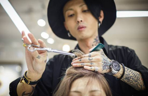 三亿体育：英国母亲坚持母乳喂养5岁女儿 